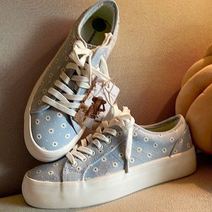 NWT SINCERELY JULES SZ 8 DAISY 💙 SNEAKERS. SKY BLUE WITH 🌼🌼🌼🌼